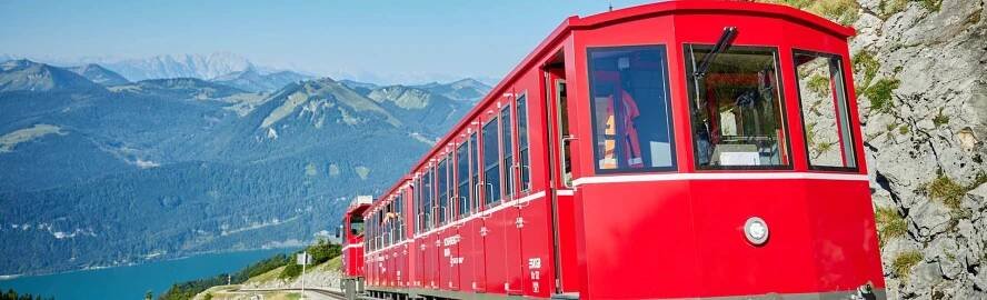 Die SchafbergBahn, die steilste Zahnradbahn in Österreich an einem Sommertag kurz vor dem Gipfel des Schafbergs.