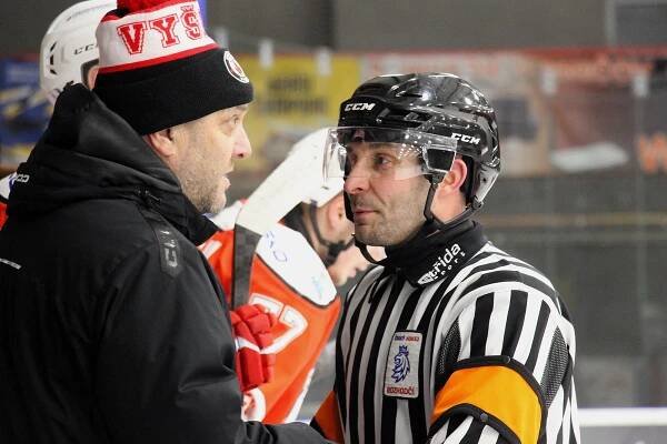 VIDEO: Divočina s Vyškovem. Drakům rozbil plexisklo a zranili hráče