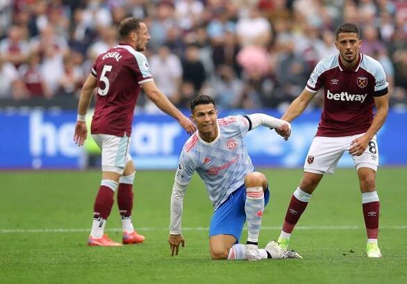 West Ham - Manchester United 1:2. Kladiváři nezvládli infarktový závěr včetně penalty