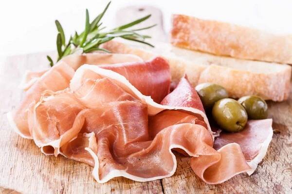 Recept na chlebíčky s pršutem a rozmarýnovým máslem