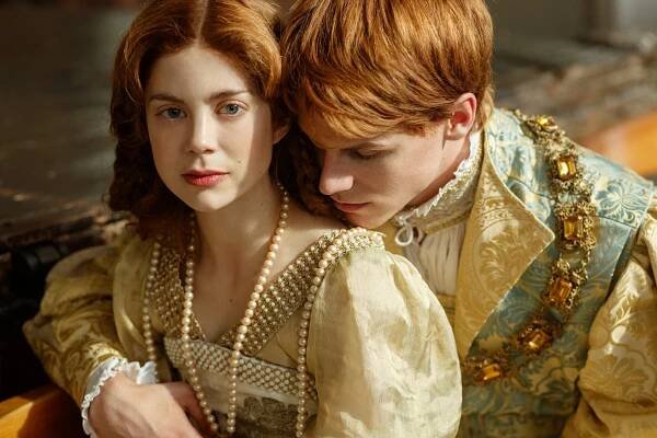 Španělská princezna - Osud - Z filmu - Charlotte Hope, Ruairi O'Connor