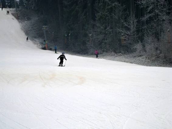 Zpráva pro lyžaře: Ski areál Máchovka je stále v provozu