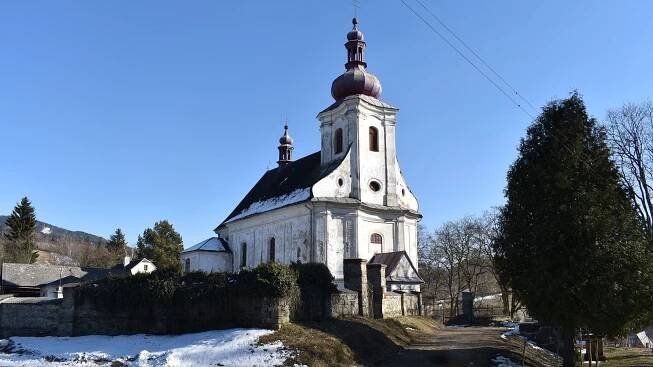 Chodník přes celou obec a náměstíčko u nádraží. To by rádi v Jindřichově