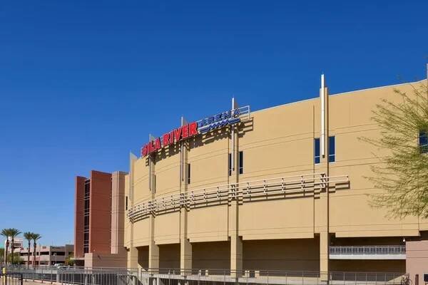 Glendale, AZ, USA - 25. února 2016: Řeka Gila Arena, domov týmu NHL Arizona Coyotes od roku 2003 po přestěhování z centra Phoenixu. — Stock obrázek