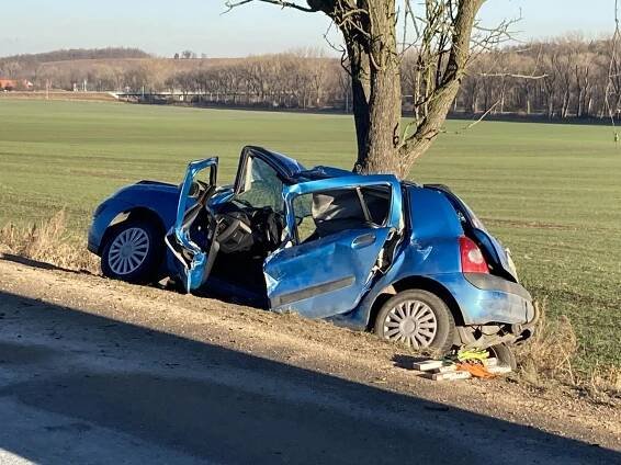 Tragédie u Znojma: Dvě ženy zemřely po nárazu do stromu! Auto "uklouzlo"