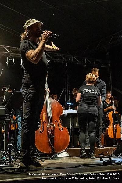 Koncert na hradním nádvoří odstartuje festival Jihočeská intermezza. S filharmonií vystoupí Dan Bárta a Robert Balzar Trio