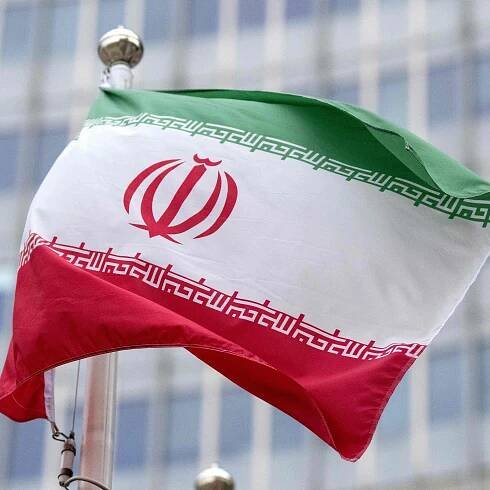 Die Flagge des Iran flattert im Wind.
