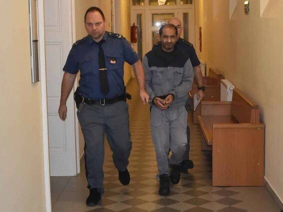 Václav Kraus a Miroslav Horváth (s eskortou) u plzeňského městského soudu.