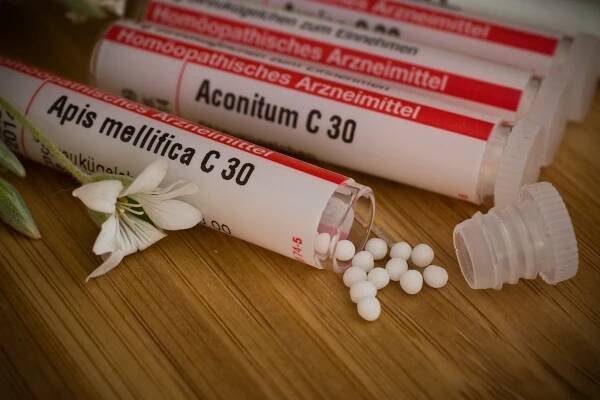 Homeopatie je levná, tvrdí její příznivci. Jako auto bez motoru, reagují skeptici