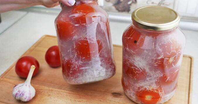 Nakládaná rajčata „na sněhu“ jsou povinnou výbavou všech zásob na zimu. Recept BEZ ZAVAŘOVÁNÍ ideální pro líné kuchaře