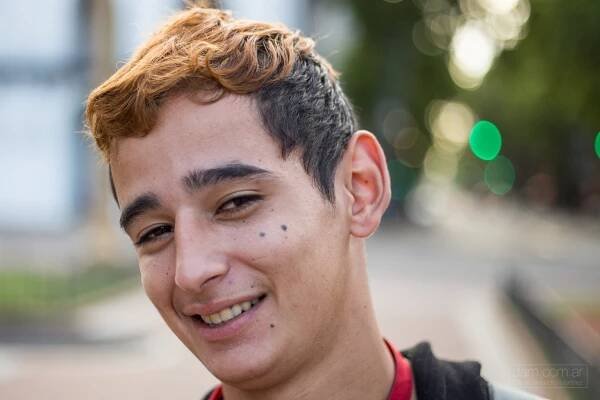 Claudio: 21 years old, from Guernica Buenos Aires. <br> Far from your family, I go through thousands of dangerous situations in his short life. <br> Today, he travels every day to the Federal Capital, distributes the magazine Hecho, addressing people in a very particular and funny way.