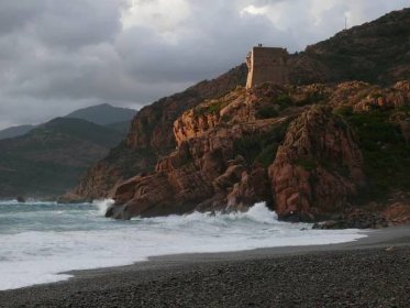 Západní Korsika na seakayaku. Středozemní moře. Francie. | CVOK - Cestovní vodácká kancelář
