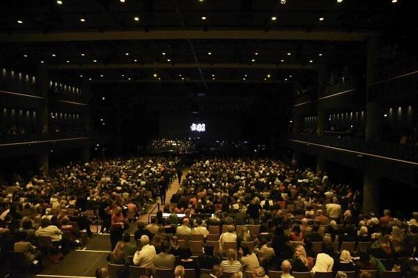 Ondřej Brzobohatý dojal vyprodané Forum Karlín. Vystoupili také Marta Jandová, Vojta Dyk nebo Ondřej Ruml