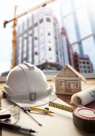 Stáhnout - Bezpečnostní helma modrý tisk plán a stavební stroje a zařízení na architekta a inženýra pracovní stůl s stavební konstrukce a jeřáb pozadí používají pro stavební průmysl obchodní a cilvil inženýrství — Stock obrázek