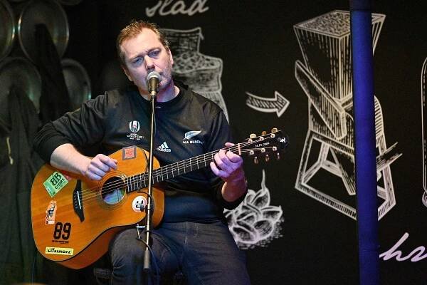 V Benešově zazněl severočeský folk. V Max Beer baru zahrál Xavier Baumaxa