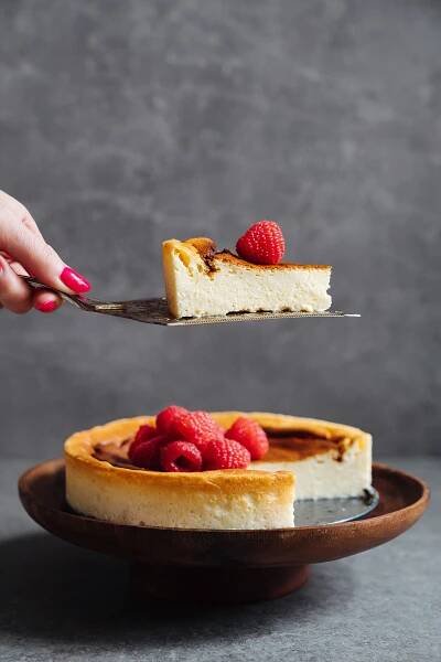 Lehký jako jogurt, krémový jako cheesecake. Koláč ze 6 surovin | Forbes