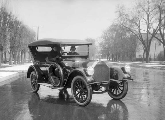 Automobilka Pierce Arrow zažila svou největší slávu v roce 1930, poté značku luxusních vozů ochromila hospodářská krize a v roce 1938 firma zbankrotovala. Foto: volné dílo Wikimedia Commons