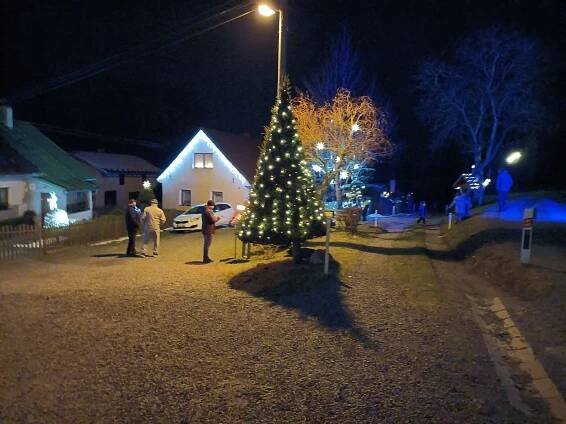 Kouzelnou vesnici Kladruby na Havlíčkobrodsku zdobí o vánocích tisíce světel