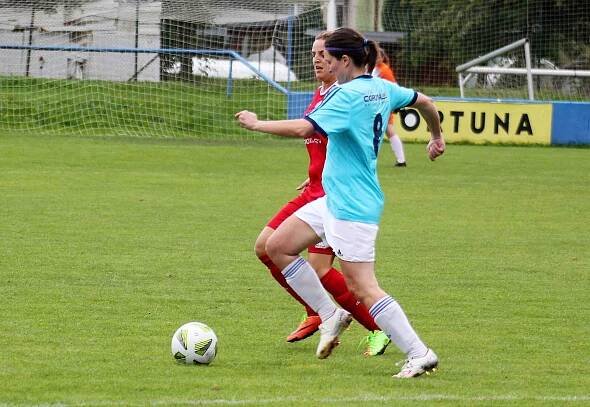SK Klatovy 1898 (na snímku fotbalistky v červených dresech) - Spartak Kaplice (2. kolo divize C žen) 4:2.