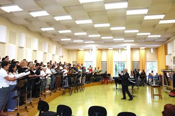 "Mitmischen"-Aktion des BR am 4. Juli 2023: 30 Laien, BR-Chor und Howard Arman im Chorsaal im Funkhaus (Foto: Alexander Heinzel)