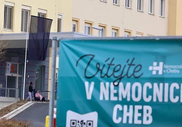 Chebská nemocnice vyvěsila černý prapor, šéf ORL se zabil na lyžích v Alpách