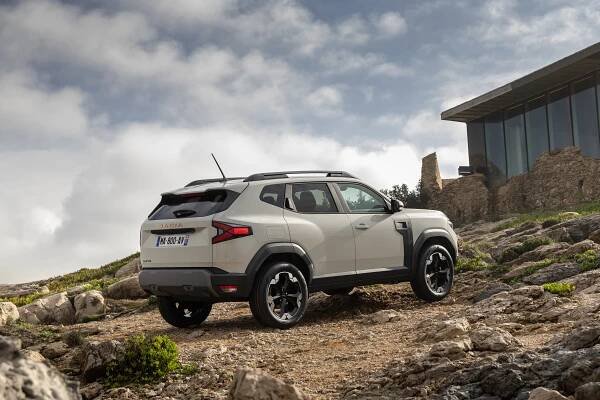 Nová Dacia Duster prozrazuje první ceny: Víme, kolik stojí základ, ale i výbavou nabušená verze