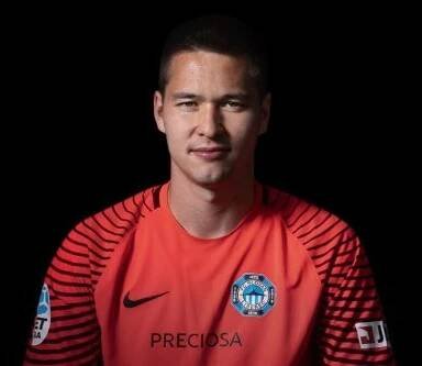 portrétní fotka Filipa Nguyena na černém pozadí