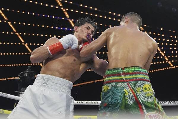 Puerto Rico's Xander Zayas, left, punches Mexico's Jorge Garcia during the seventh round of a middleweight championship boxing match Saturday, July 26, 2025, in New York.