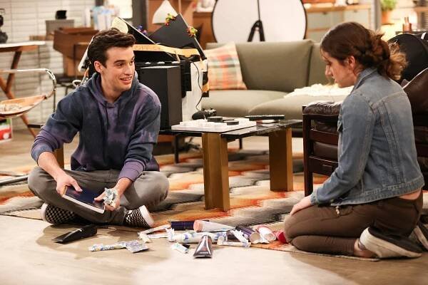 Call Your Mother - One Bad Mother - Z filmu - Joey Bragg, Rachel Sennott