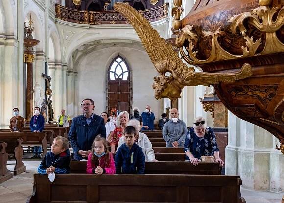 Mše svatá se křtem v Kladrubech u Stříbra - Diecéze plzeňská 