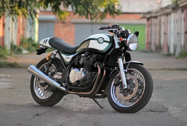 Kawasaki Zephyr 750 cafe roadster racer