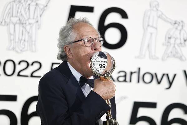 Fotogalerie: Geoffrey Rush pózuje s čestnou cenou karlovarského festivalu (Karlovy Vary, 9....