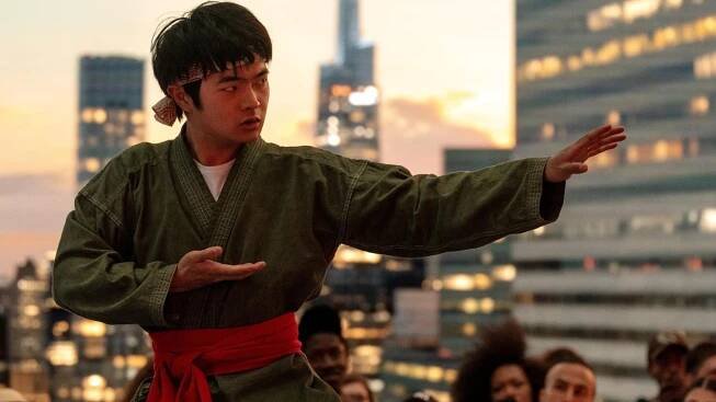 Návrat legend! Jackie Chan a Ralph Macchio spojí síly v epickém traileru nového Karate Kida