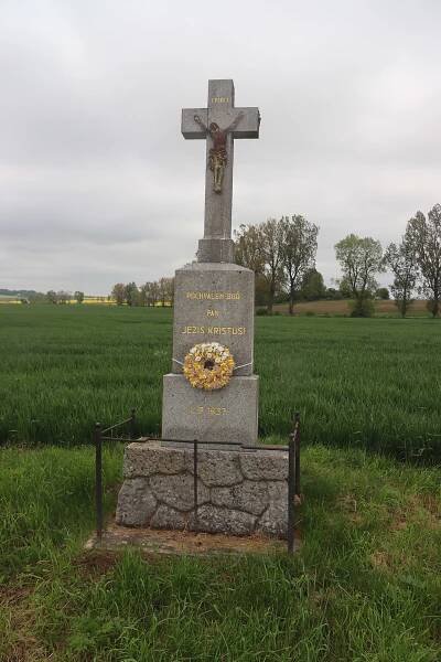 Soubor:Overview of wayside cross of 1937 near road near Mladoňovice, Třebíč District.jpg – Wikipedie