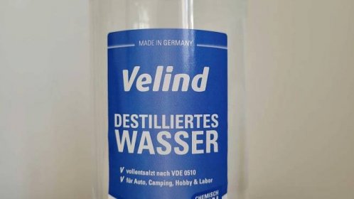 Etikett einer Flasche mit destilliertem Wasser.