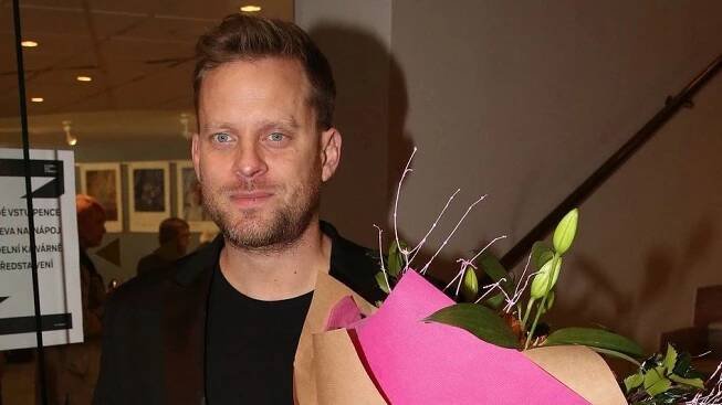 Jakub Prachař zahrnul Saru Sandevu láskou. Obří pugét a něžnosti po premiéře - Super.cz