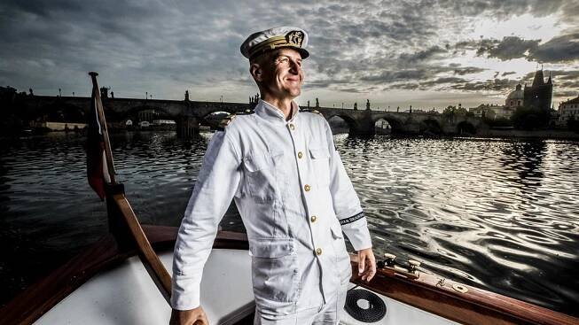 Štěpán Rusňák už dvacet let jako říční kapitán brázdí Vltavu a ukazuje její...