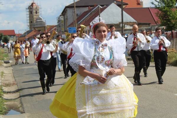 Druhé potornádové hody: krojovaná chasa vyrazila v Moravské Nové Vsi na průvod
