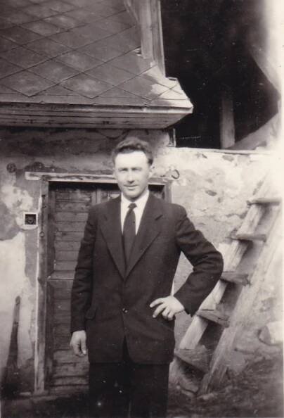 Josef na svatbě kamaráda (asi 1958), raritou je záchod, do kterého se šlo po žebříku