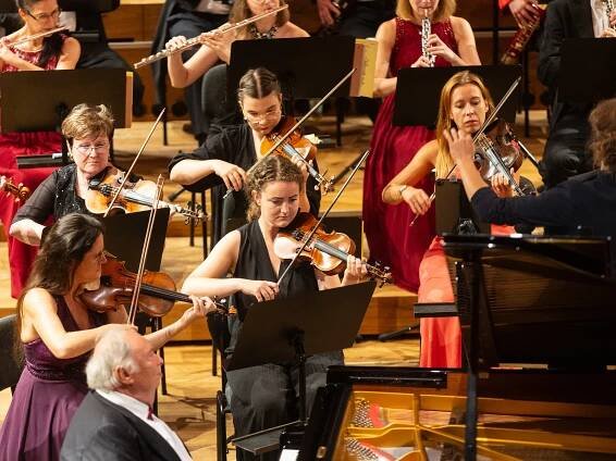 Jihočeská filharmonie zahájila sezonu. V čele se ženou. A zapojí i studenty