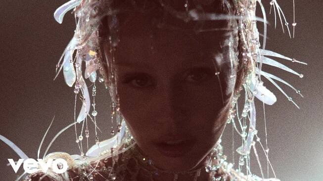 Miley Cyrus přináší v "End Of The World" závan roztančených sedmdesátých let - musicserver.cz