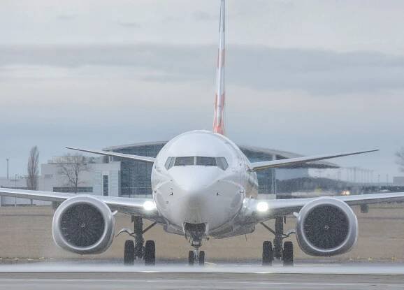 Dva roky stál Boeing 737 MAX firmy Smartwings u dálnice. Dnes vyletěl do nebe