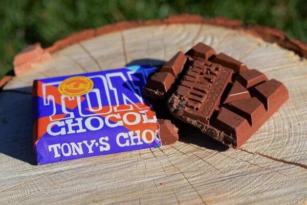Tony’s Chocolonely – mléčná čokoláda, dortové sušenky a karamelové kousky, 180 gramů – Obchodiště.cz