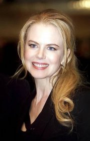 Nicole Kidman smiles at 'Birthday Girl premiere'