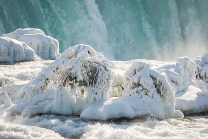 Niagarské vodopády pokryl sníh a led