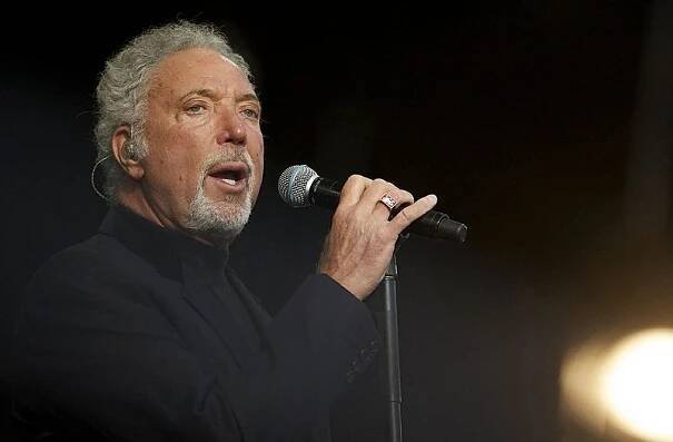 Tom Jones vyděsil fanoušky: Kvůli nemoci rušil koncerty