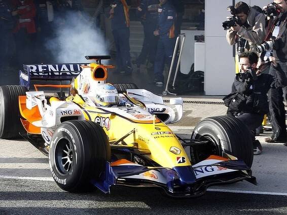 OBRAZEM: Alonso opět řídil formuli Renault