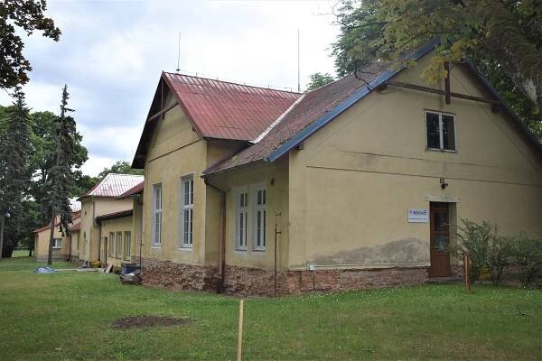 Muž při útěku z léčebny v Beřkovicích hrozil násilím. Policie po něm stále pátrá