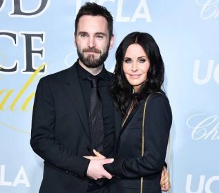 Johnny McDaid and Courteney Cox arrive at the 2019 Hollywood For Science Gala at Private Residence on February 21, 2019 in Los Angeles, California.