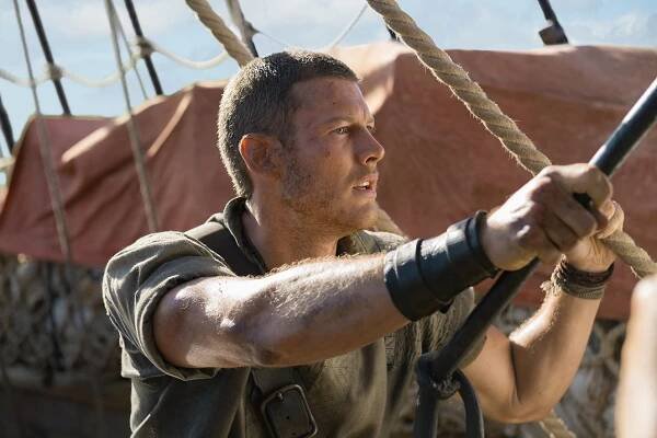Pod černou vlajkou - Mračna se stahují - Z filmu - Tom Hopper